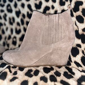 Dolce Vita Beige Suede Wedge Bootie Wm’s sz9
